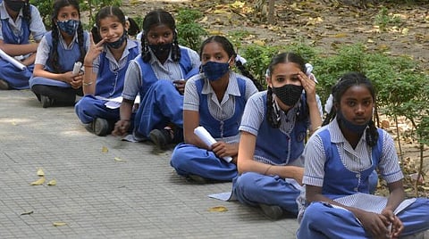 அரசுப் பள்ளி மாணவர்களுக்கு பள்ளிகளில் சீருடை விநியோகம்