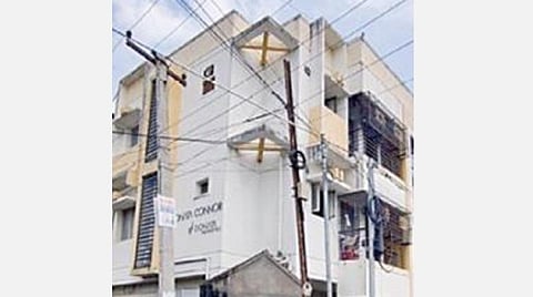 குன்றத்தூரில் திருட்டு நடந்த அடுக்குமாடி குடியிருப்பு.