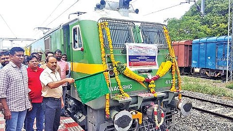 கோவை-டெல்லி இடையிலான புதிய பார்சல் கார்கோ எக்ஸ்பிரஸ் ரயில் சேவையை வடகோவை ரயில்நிலையத்திலிருந்து நேற்று தொடங்கிவைத்த சேலம் கோட்ட ரயில்வே மேலாளர் ஏ.கவுதம் னிவாஸ். படம்:க.சக்திவேல்