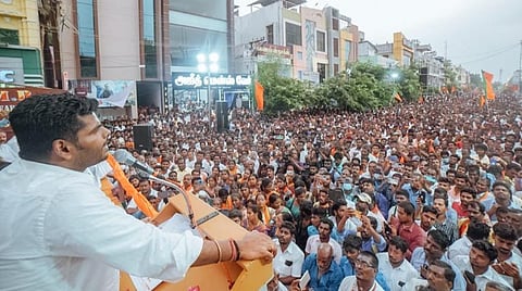 திருவாரூர் தெற்கு வீதிக்கு கருணாநிதியின் பெயர் சூட்டக்கூடாது என வலியுறுத்தி பாஜக சார்பில் மே 12-ல்  நடைபெற்ற ஆர்ப்பாட்டத்தில், தெற்கு வீதி முழுவதும் திரண்டு நின்ற கூட்டத்தினருக்கு மத்தியில் பேசிய பாஜக மாநிலத் தலைவர் அண்ணாமலை.