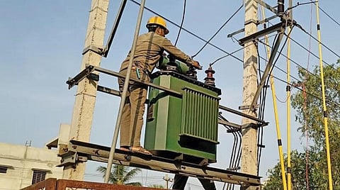 ரூ.5.93 கோடி மின்சாரம் திருட்டு: தந்தை, மகன் கைது