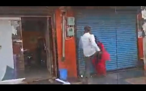 கர்நாடகா | சாலையில் தாக்குதலுக்கு உள்ளான பெண் வழக்கறிஞர்; உதவ யாரும் முன்வரவில்லை