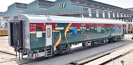 பெரம்பூர்  ஐசிஎஃப் தொழிற்சாலையில் டெக்கான் குயின் ரயிலுக்காக தயாரிக்கப்பட்டுள்ள நவீன ரக எல்எச்பி பெட்டி. (அடுத்த படம்) ரயிலில் அமைக்கப்பட்டுள்ள உணவருந்தும் பெட்டி.