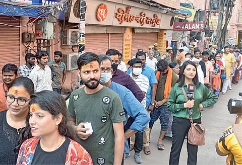 வாரணாசி கியான்வாபி மசூதியில் வீடியோ மூலம் படம்பிடிக்கும் களஆய்வு நேற்று நடந்தது. அப்போது அருகில் உள்ள காசி விஸ்வநாதர் கோயிலுக்கு செல்ல வரிசையில் நின்ற பக்தர்கள். படம்: பிடிஐ.