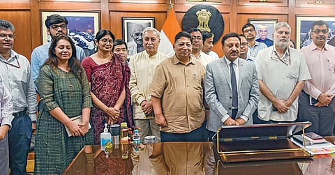 டெல்லியில் உள்ள தேர்தல் ஆணைய அலுவலகத்தில் புதிய தலைமை தேர்தல் ஆணையராக ராஜீவ் குமார் (வலமிருந்து 3-வது) நேற்று பொறுப்பேற்றுக் கொண்டார். படம்: பிடிஐ