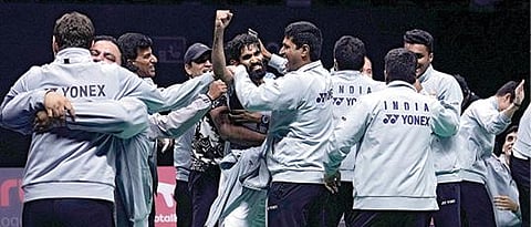 ஒற்றையர் ஆட்டத்தில் வெற்றி பெற்ற இந்திய வீரர் காந்த் கிடாம்பியை வாழ்த்தும் சக அணி வீரர்கள். படம்: பிடிஐ