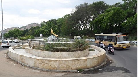 திருப்பரங்குன்றம் மயில் ரவுண்டானா.