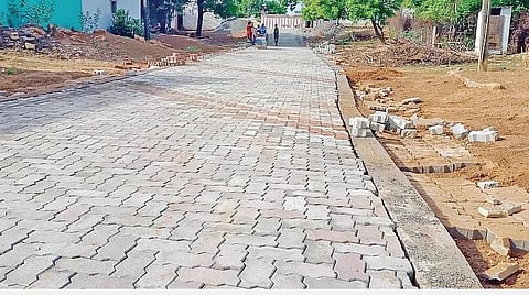 கல்லல் அருகே சாலையில் பேவர் பிளாக் பதிப்பு