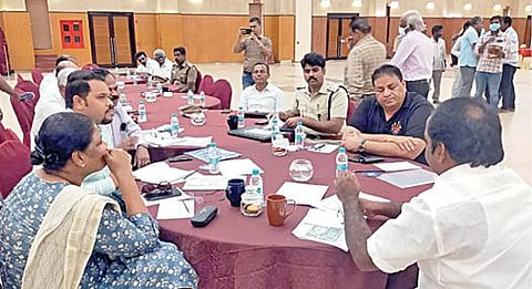 மாமல்லபுரத்தில் சர்வதேச செஸ் ஒலிம்பியாட் போட்டி நடைபெற உள்ள நிலையில் முன்னேற்பாட்டுக் பணிகள் குறித்து இளைஞர் நலன் மற்றும் விளையாட்டு மேம்பாட்டுத் துறை அமைச்சர் சிவ.வீ.மெய்யநாதன் அதிகாரிகளுடன் ஆய்வு மேற்கொண்டார்.