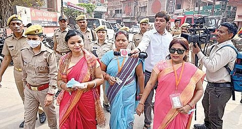 வாரணாசியில் உள்ள கியான்வாபி மசூதியில், வீடியோ பதிவு செய்யும் கள ஆய்வு பணி நேற்றுடன் முடிவடைந்தது. இந்த மசூதியை ஆய்வு செய்யக் கோரி நீதிமன்றத்தில் வழக்கு தொடுத்த பெண்கள், மசூதியில் வீடியோ பதிவை நேரில் காண நேற்று வந்தனர். படம்: பிடிஐ