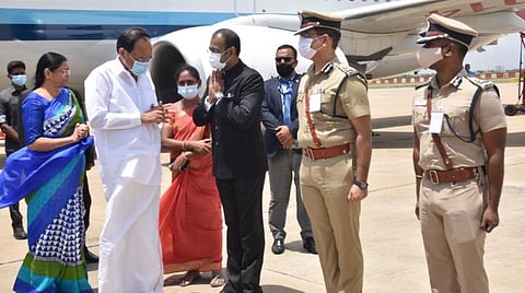 கோவைக்கு வந்த குடியரசு துணைத் தலைவர் வெங்கய்ய நாயுடுவை மாவட்ட ஆட்சியர் ஜி.எஸ்.சமீரன் உள்ளிட்டோர் வரவேற்றனர்