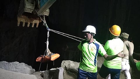 நெல்லை கல்குவாரியில் 3-வது நாளாக தொடரும் மீட்புப் பணிகள்: மேலும் ஒருவர் சடலமாக மீட்பு