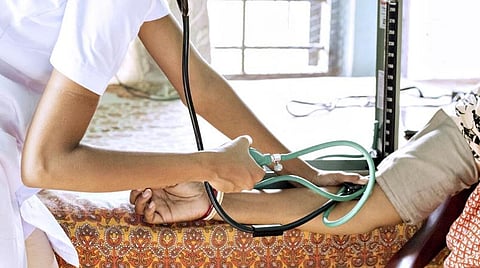 தமிழகத்தில் 10-ல் 3 பேருக்கு ரத்த அழுத்தம்: காரணங்களும் தடுப்பு வழிகளும் | World Hypertension Day