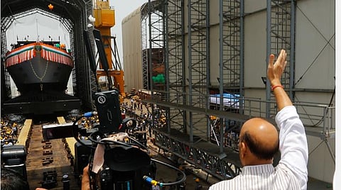 உள்நாட்டிலேயே உருவாக்கப்பட்ட சூரத், உதய்கிரி போர்க்கப்பல்கள்: பாதுகாப்புத் துறை அமைச்சர் தொடங்கி வைத்தார்