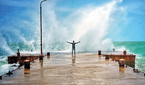 தனுஷ்கோடி முகுந்தராயர்சத்திரத்தில் உள்ள மீன்பிடி இறங்கு தளத்தில் ஆக்ரோஷமாக வீசும் அலையின் அருகே செல்ஃபி எடுத்த உற்சாகத்தில் ஆர்ப்பரிக்கும் சுற்றுலாப் பயணி