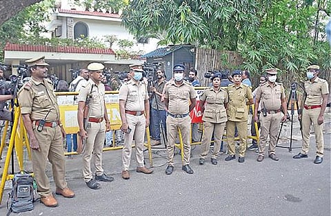 டெல்லி ஜோர் பாக்கில் உள்ள ப.சிதம்பரத்தின் வீட்டில் சிபிஐ நேற்று சோதனை நடத்தியபோது வெளியே கூடியிருந்த பத்திரிகையாளர்கள். படம்: பிடிஐ