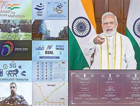 தொலைத்தொடர்பு ஒழுங்குமுறை ஆணையத்தின் (டிராய்) வெள்ளி விழா டெல்லியில் நேற்று நடைபெற்றது. இவ்விழாவில் காணொலி மூலம் பங்கேற்ற பிரதமர் நரேந்திர மோடி, 5ஜி சாதனங்களை சோதனை செய்வதற்கான கட்டமைப்பை தொடங்கி வைத்தார். படம்: பிடிஐ