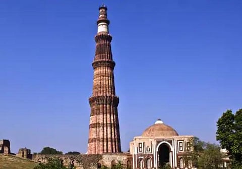 “குதுப்மினார் கோபுரம் கட்டியது குத்புதீன் அல்ல; விக்ரமாதித்யாவின் சூரியக் கோபுரம் அது” - ஓய்வுபெற்ற அதிகாரி சர்ச்சை தகவல்