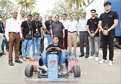 விஐடியில் மின்சார பந்தய கார் தயாரித்த குழுவினரை வேந்தர் கோ.விசுவநாதன் நேரில் பாராட்டினார். அருகில், விஐடி துணைத்தலைவர் சேகர் விசுவநாதன் உள்ளிட்டோர்.