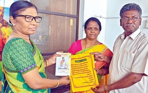 திருக்குறள் புத்தகத்தில் திருமண அழைப்பிதழ்