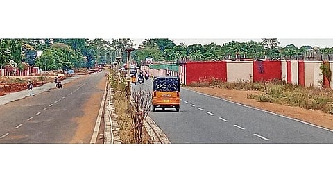 திருச்சி - புதுக்கோட்டை சாலை விரிவாக்கப் பணி: விமான நிலைய சுற்றுச்சுவரை அகற்றாததால் விபத்து அபாயம்