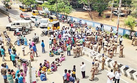 கடலூரில் செம்மண்டலம் பகுதியில் உள்ள தனியார் கல்லூரி எதிரே மாணவியின் சாவில் சந்தேகம் இருப்பதாக கூறி உறவினர்கள் சாலை மறியல் போராட்டத்தில் ஈடுபட்டனர்.