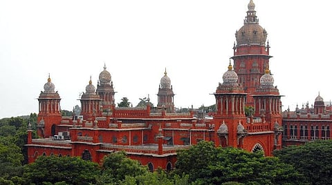 திரையரங்குகளில் சிறப்பு காட்சியை எதிர்த்து வழக்கு