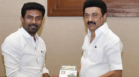 தலைமைச் செயலகத்தில் முதல்வர் மு.க.ஸ்டாலினை, அதிமுக எம்பி ரவீந்திரநாத் குமார் நேற்று சந்தித்தார்.