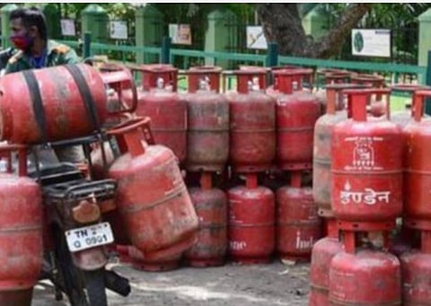 சமையல் எரிவாயு சிலிண்டர் விலை மீண்டும் உயர்வு: ஒரே மாதத்தில் 2-வது முறை ஏற்றம்