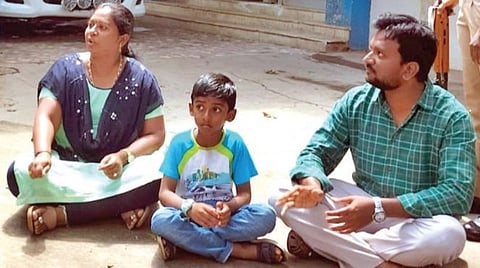 தூத்துக்குடி எஸ்பி அலுவலகம் முன்பு அரசு மருத்துவர் தம்பதி திடீர் தர்ணா