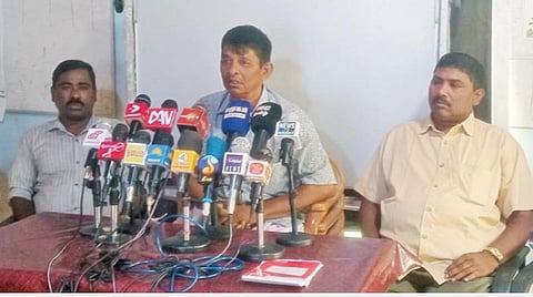 மன்னாரில் நடைபெற்ற செய்தியாளர்கள் சந்திப்புக் கூட்டத்தில் பேசிய மீனவர் கூட்டுறவு சங்கங்கள் கூட்டமைப்பின் செயலாளர் என்.எம்.ஆலம்.