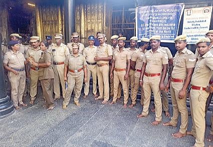 பாதுகாப்புக்காக கனகசபை அருகே குவிக்கப்பட்டிருந்த போலீஸார்.படங்கள்: க.ரமேஷ்