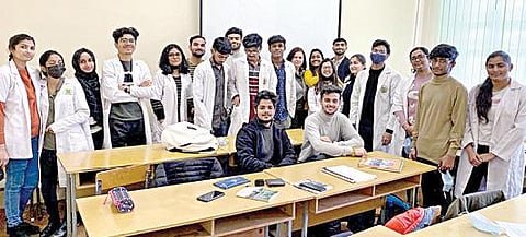 உக்ரைனில் இருந்து இந்தியா திரும்பிய மருத்துவ மாணவர்கள்.