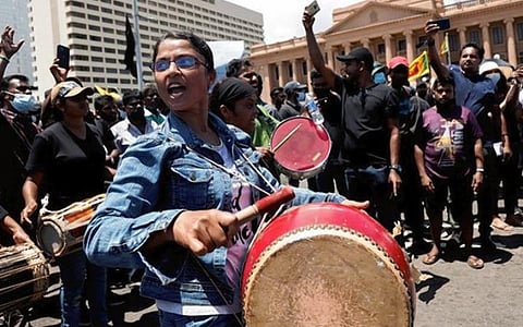 இலங்கை வெளியுறவுத் துறை அதிகாரிகளுக்கு சீனா உணவுப் பொருட்கள் வழங்கியதற்கு எதிர்ப்பு