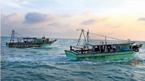 கடலுக்கு நண்டு பிடிக்க சென்ற பொன்னகரம் மீனவர்கள் 4 பேர் மாயம்: தேடும் பணி தீவிரம்