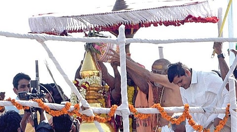 சென்னையை அடுத்த நங்கநல்லூர் ஆஞ்சநேயர் கோயில் கும்பாபிஷேகம் நேற்று நடந்தது. மூலவர் விமானத்துக்கு ஸ்தாபகர் ரமணி முன்னிலையில் புனிதநீர் ஊற்றப்பட்டது. படங்கள்: எம்.முத்துகணேஷ்