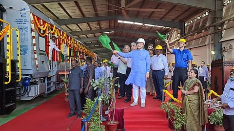 சென்னை, பெரம்பூர் ஐசிஎஃப் தொழிற்சாலையில் தயாரிக்கப்பட்டுள்ள 12,000-வது எல்எச்பி ரயில் பெட்டியை மத்திய ரயில்வே அமைச்சர் அஸ்வினி வைஷ்ணவ் நேற்று கொடியசைத்து வழியனுப்பி வைத்தார். உடன், ஐசிஎஃப் பொது மேலாளர் ஏ.கே.அகர்வால், தெற்கு ரயில்வே பொது மேலாளர் பி.ஜி. மல்லையா, ஐசிஎஃப் தலைமை இயந்திரவியல் பொறியாளர் எஸ். னிவாஸ் உள்ளிட்ட அதிகாரிகள்.படம்: ம.பிரபு