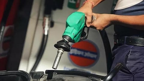 பெட்ரோல் லிட்டருக்கு ரூ.9.50, டீசல் ரூ.7 விலை குறைப்பு: மத்திய அரசு