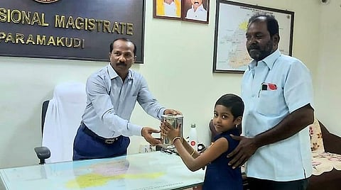 தனது உண்டியல் சேமிப்பை இலங்கை நிவாரண நிதிக்காக கோட்டாச்சியரிடம் வழங்கும் பள்ளி மாணவி கோபிகா ஸ்ரீ