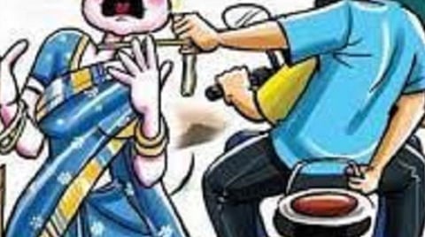 மதுரை | காவலர் மனைவியிடம் 25 பவுன் நகை பறிப்பு: ஒருவர் சிக்கினார்; இருவர் தப்பியோட்டம்