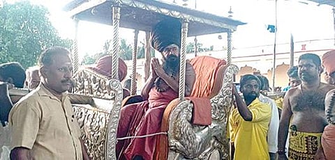 தருமபுரம் ஆதீனத்தில் உள்ள ஞானபுரீசுவரர் கோயிலில் நடைபெறும் பெருவிழாவையொட்டி, நேற்று நாற்காலி பல்லக்கில் குருமூர்த்தங்களுக்கு பவனி வந்த தருமபுரம் ஆதீனம் 27-வது குருமகா சந்நிதானம் ல மாசிலாமணி தேசிக ஞானசம்பந்த பரமாசாரிய சுவாமிகள்.