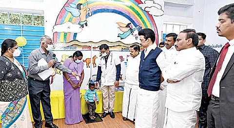 தொட்டபெட்டா ஊராட்சி முத்தோரை குழந்தைகள் மையத்தில் ‘ஊட்டச்சத்தை உறுதி செய்' திட்டத்தின்கீழ், குழந்தைகளின் வளர்ச்சியை கண்டறிவதற்கான சிறப்பு மருத்துவ முகாமை முதல்வர் மு.க.ஸ்டாலின் நேற்று தொடங்கி வைத்து பார்வையிட்டார்.