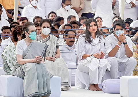 மறைந்த முன்னாள் பிரதமர் ராஜீவ் காந்தியின் நினைவு நாளையொட்டி டெல்லி வீர் பூமியிலுள்ள அவரது நினைவிடத்தில் காங்கிரஸ் தலைவர் சோனியா காந்தி நேற்று அஞ்சலி செலுத்தினார். உடன் அவரது பேத்தி மிராயா, பேரன் ரைஹான் உள்ளனர். படம்: பிடிஐ