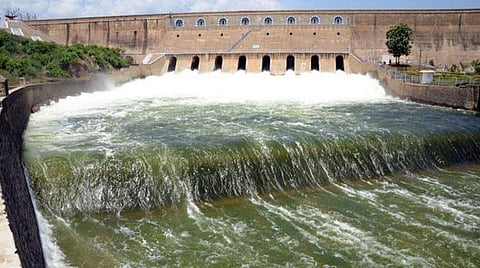 மேட்டூர் அணைக்கு நீர்வரத்து அதிகரித்துள்ளதால் அணையின் நீர்மட்டம் 115 அடியை எட்டியது. இதன் காரணமாக, 16 கண் மதகு பகுதியில் ததும்பி நிற்கும் நீர்.