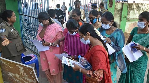 குரூப் 2 முதல்நிலைத் தேர்வில் 1.83 லட்சம் பேர் பங்கேற்கவில்லை - பல்வேறு மையங்களில் தாமதமாக வந்தவர்கள் திருப்பி அனுப்பிவைப்பு