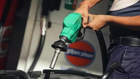மத்திய அரசின் வரி குறைப்பு எதிரொலி | பெட்ரோல், டீசல் விலை எந்தெந்த மாநிலங்களில் எவ்வளவு குறைந்தது?