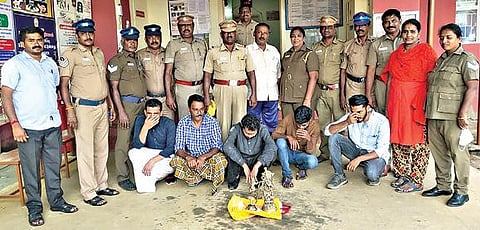 சுவாமி சிலைகளைக் கடத்திய வழக்கில், கேரளாவைச் சேர்ந்த ஐந்து பேரை  புன்செய்புளியம்பட்டி போலீஸார் கைது செய்தனர்.