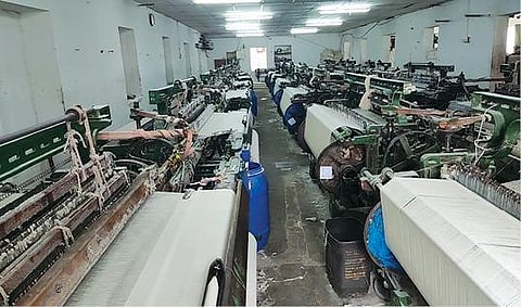 நூல் விலை உயர்வைக் கண்டித்து கோவை, திருப்பூர் மாவட்டங்களில் ஜவுளி உற்பத்தியாளர்கள் உற்பத்தி நிறுத்த போராட்டம் தொடக்கம்: நேற்று ஒரே நாளில் ரூ.50 கோடி வரை பாதிப்பு என தகவல்