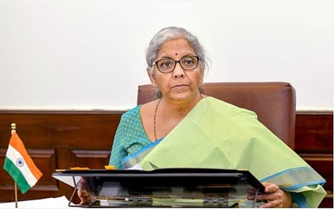 பெட்ரோல், டீசல் விலைகளை குறைத்ததால் ஏற்படும் வரி இழப்பு முழுவதையும் மத்திய அரசே ஏற்கிறது: நிர்மலா சீதாராமன் விளக்கம்