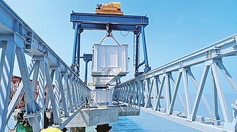 பாம்பன் கடலில் புதிய ரயில் பாலத்துக்கான பிரம்மாண்ட தூண்கள் அமைக்கும் பணி நிறைவு